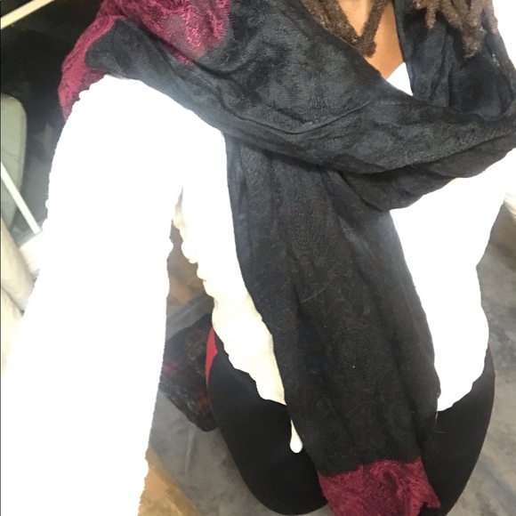 Red and black scarf - Picture 5 of 7